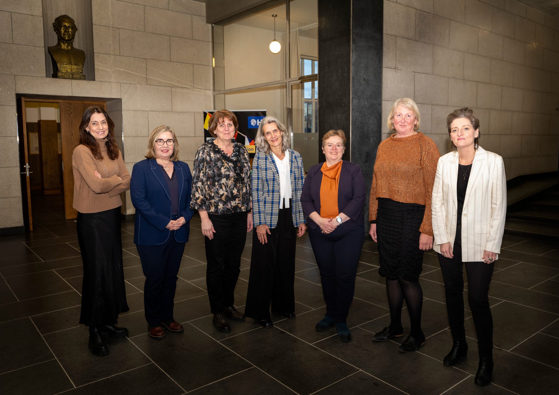 Frá vinstri til hægri: Hólmfríður Sveinsdóttir, rektor Háskólans á Hólum, Áslaug Ásgeirsdóttir, rektor Háskólans á Akureyri, Ragnheiður I. Þórarinsdóttir, rektor Landbúnaðarháskóla Íslands, Margrét Jónsdóttir Njarðvík, rektor Háskólans á Bifröst, ég sjálf, Ragnhildur Helgadóttir, rektor Háskólans í Reykjavík og loks Kristín Eysteinsdóttir, rektor Listaháskóla Íslands. ©Kristinn Ingvarsson.